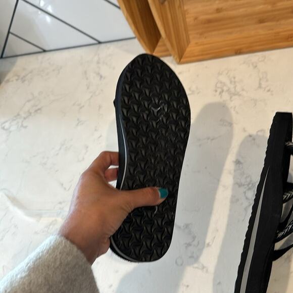 Teva Olowahu palms black white quick dry all day wear sustainable vegan size 6 - Picture 8 of 9